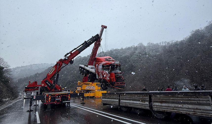 Sac yüklü TIR 25 metreden uçuruma yuvarlandı