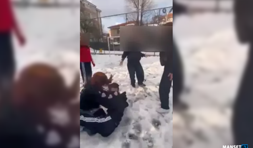 Parkta, kendilerinden küçük kızları darbettiler...