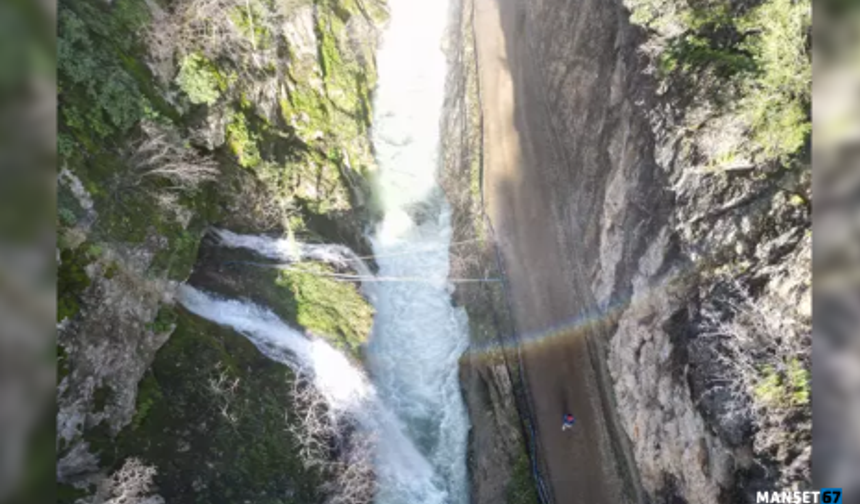 Eriyen kar suları ikinci şelaleyi oluşturdu..