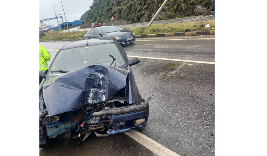 Önce refüje çıktı... Aydınlatma direğine çarptı...