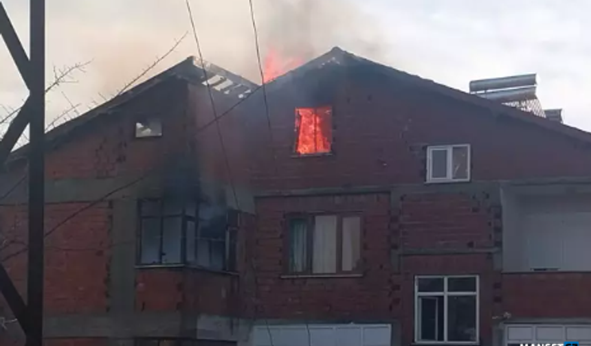 6 katlı binanın çatı katında yangın...