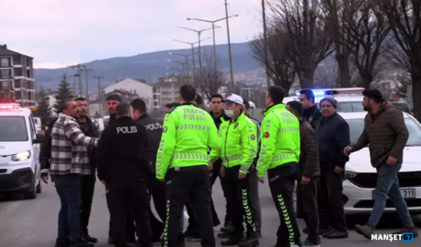 Zincirleme kaza sonrası kavga çıktı; 2 gözaltı...