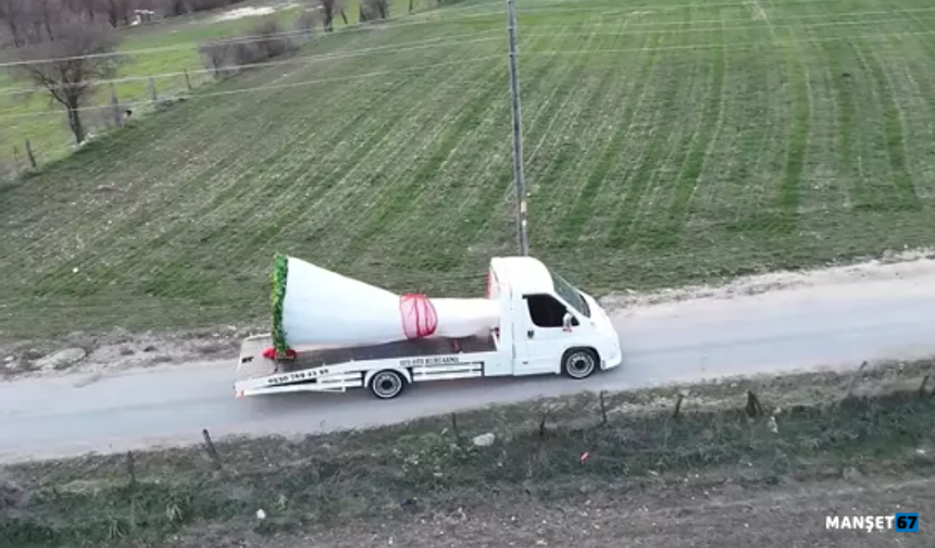 Oto kurtarıcı üzerinde dev buketle evlilik teklifi etti...