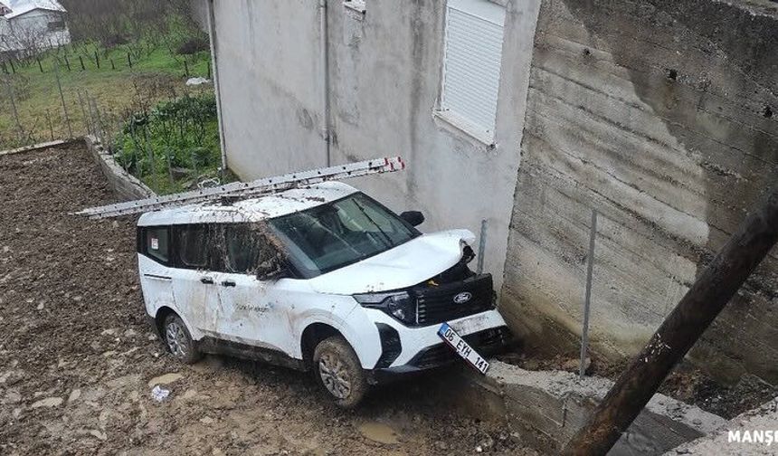 Yoldan çıkan kamyonet bahçeye uçtu…