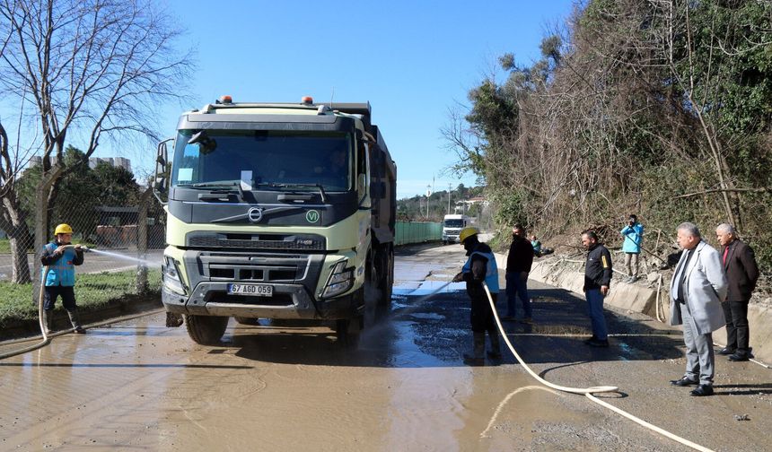 Yollardaki çamur, yarı yarıya azaldı...