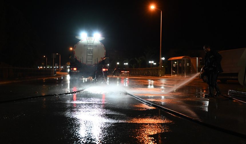 Her gece yollarda çamur temizleniyor...
