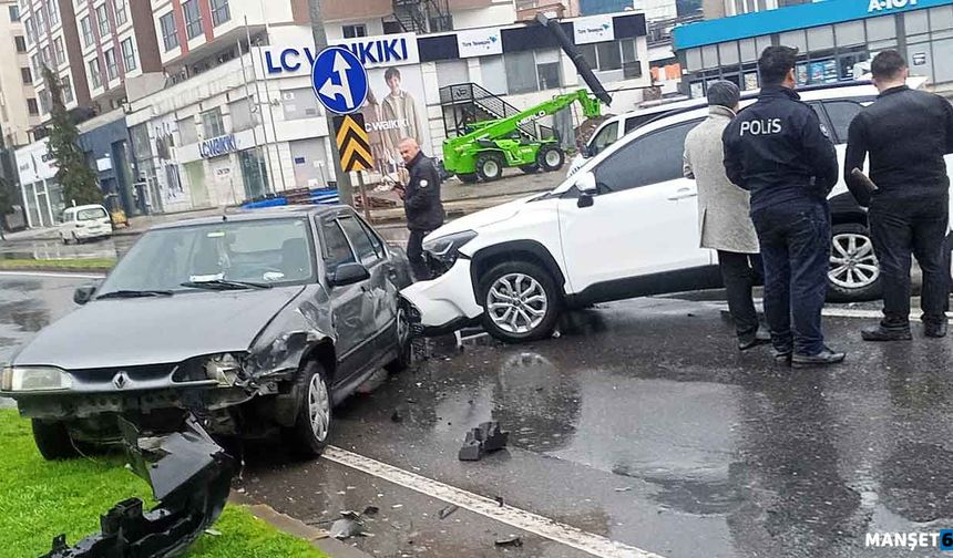 Cip ve otomobil kontrolsüz kavşakta çarpıştılar...