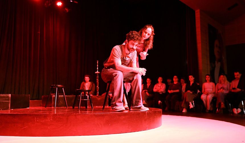 "Işıltılı Haşerat" oyununa yoğun ilgi...