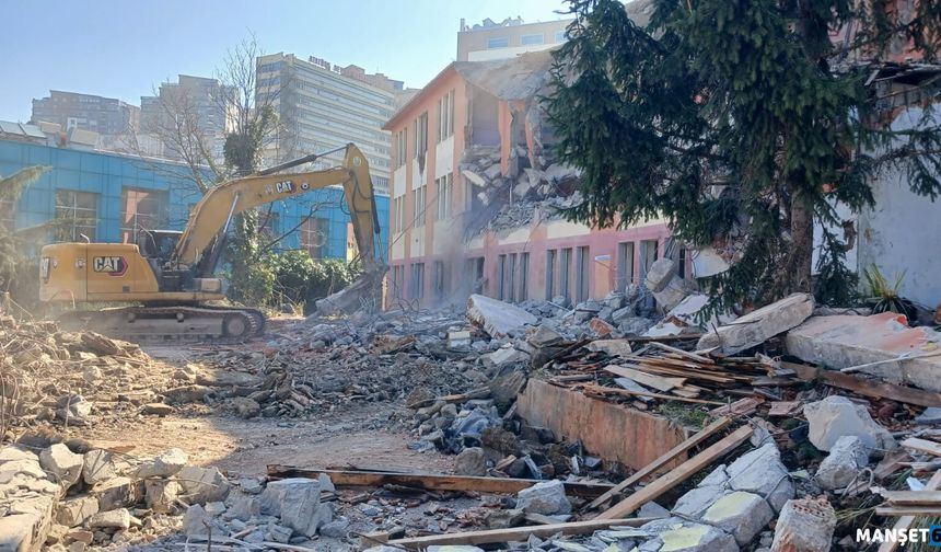 75 yıllık tarihi değere kepçe vuruldu...