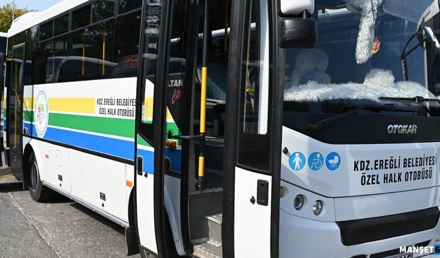 Kaskla otobüse, yetmedi sürücüye saldırdı…