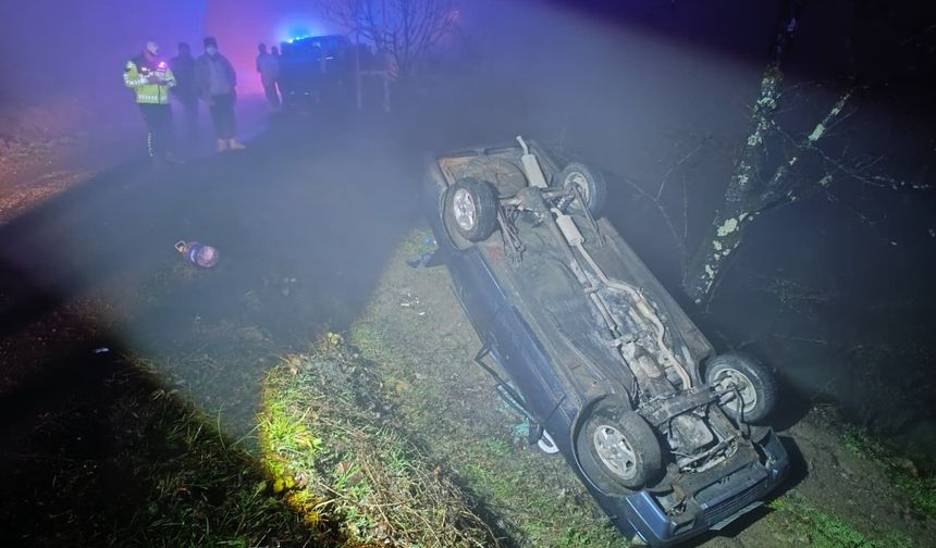 Otomobil şarampole yuvarlandı... Yaralılar var...