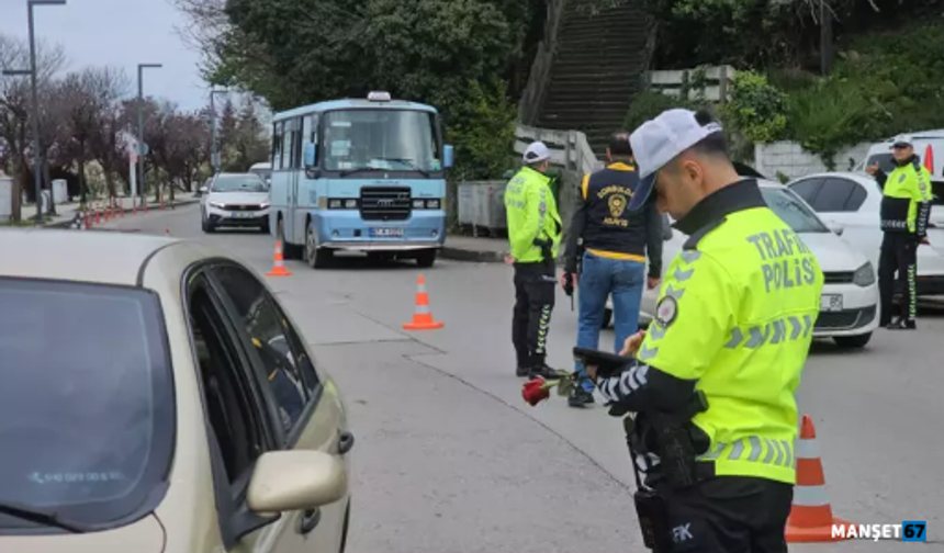 Gazetecilerden, polislere uygulama noktasında kutlama...