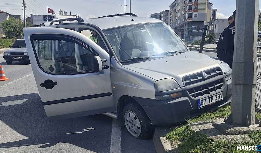 Lastiği patladı… Refüje çıkarak durabildi…