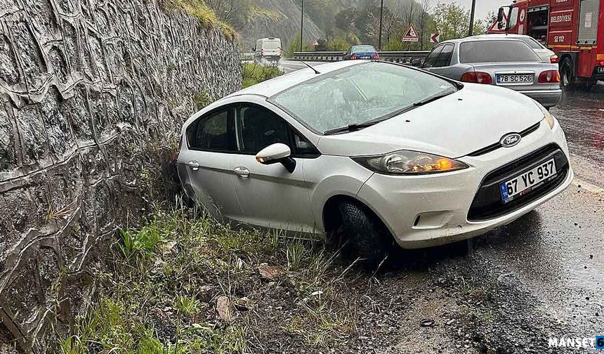 Yoldan çıktı… Su kanalına düştü…