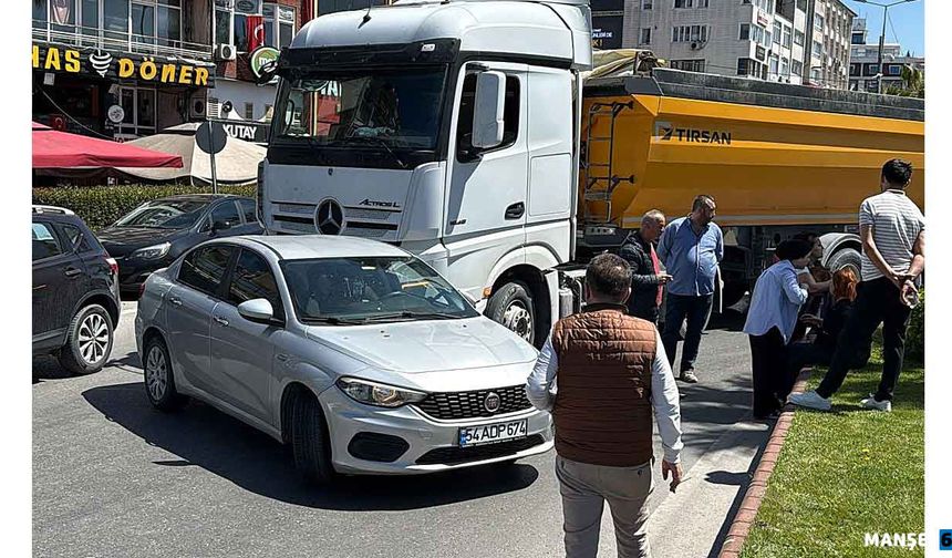 TIR otomobili sürükledi… Sürücü şoka girdi…