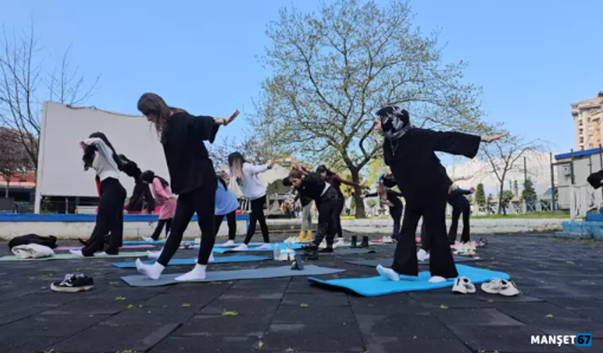 Meydanda pilates ve yoga yaptılar...