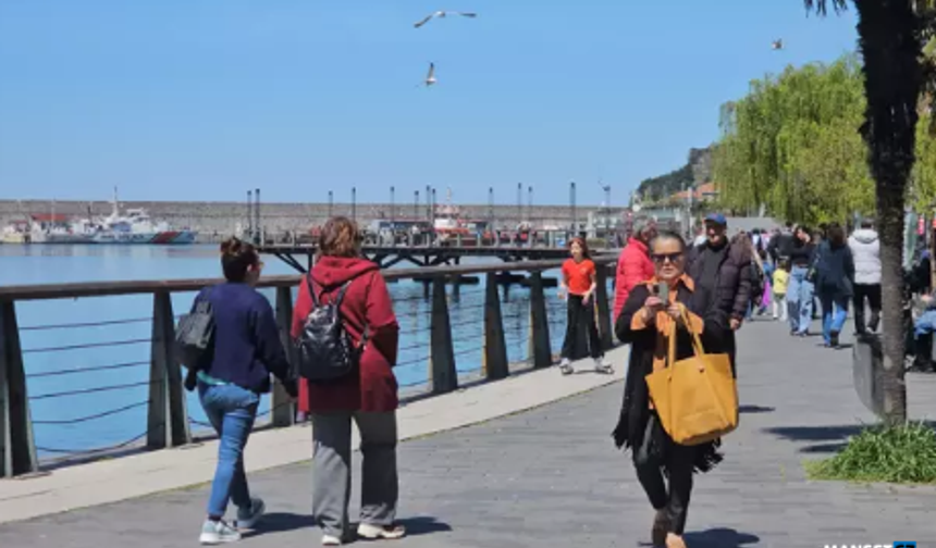 Güneşli havanın keyfini sahilde çıkardılar...