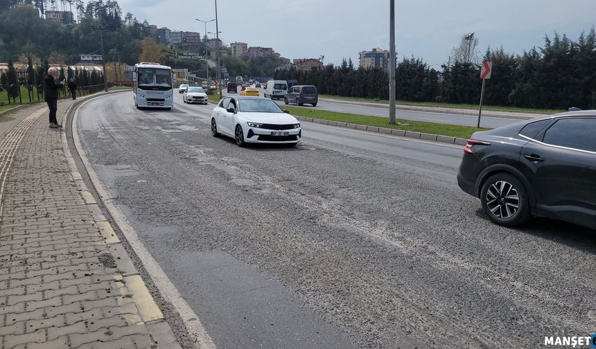 Yoldaki çukurlar sürücülere zorluk yaşatıyor...