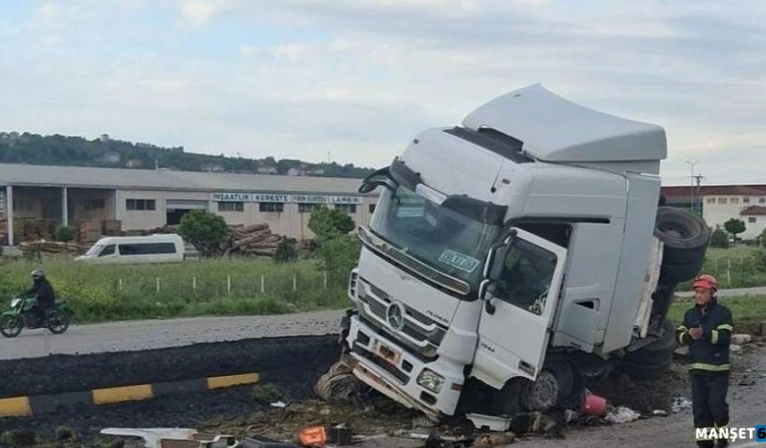 Kontrolden çıkan kömür yüklü tır devrildi