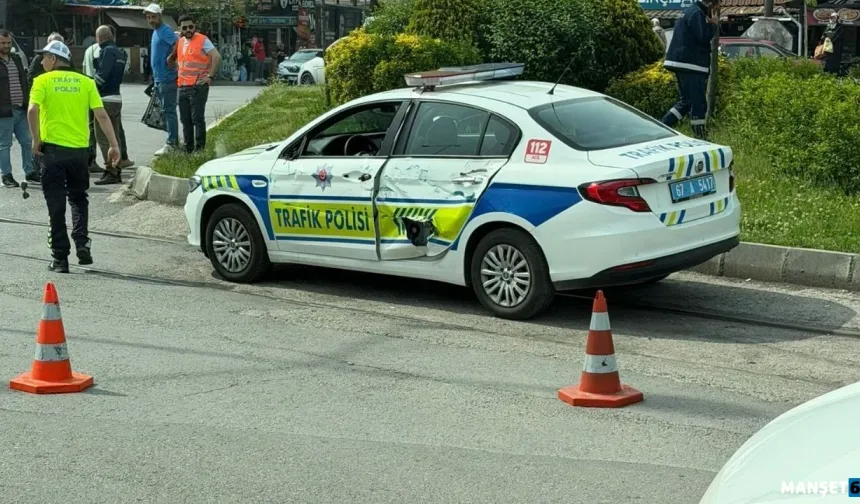 İlginç kaza... Tren polis aracına çarptı!