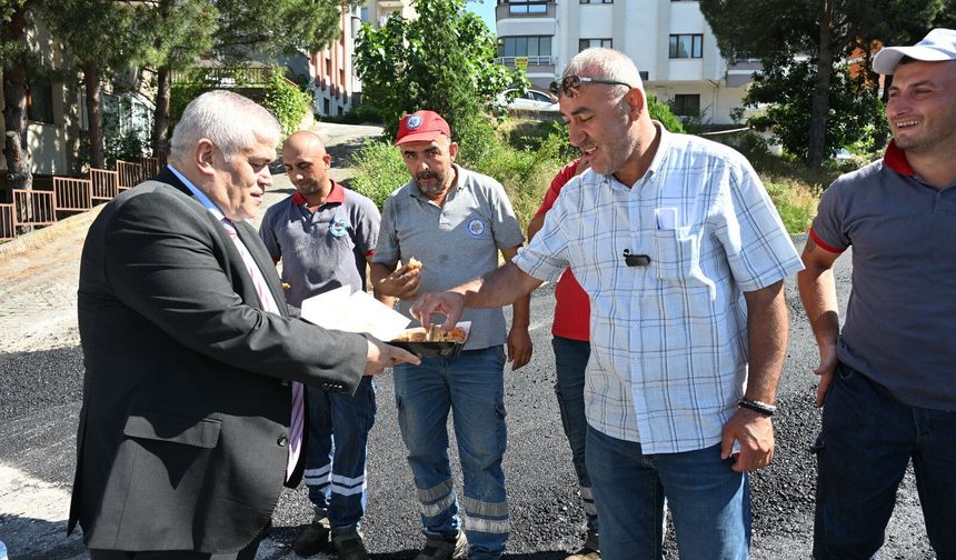 İşçilere tatlı ve meşrubat ikramında bulunuldu