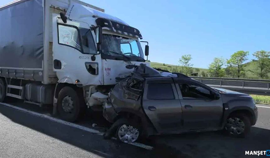 Otoyolda kamyon ile otomobil çarpıştı: 2 yaralı