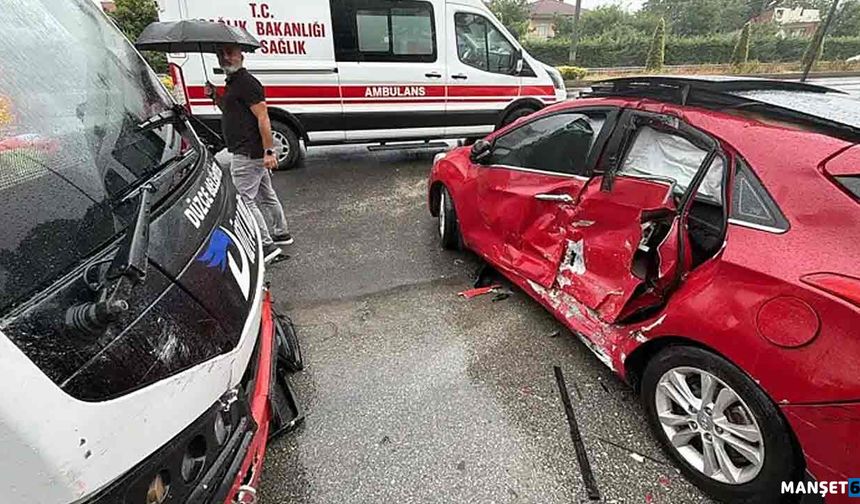 Yolcu midibüsü ile otomobil çarpıştı: 5 yaralı