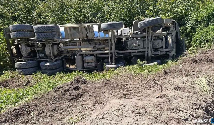 Beton mikseri şarampole yuvarlandı…