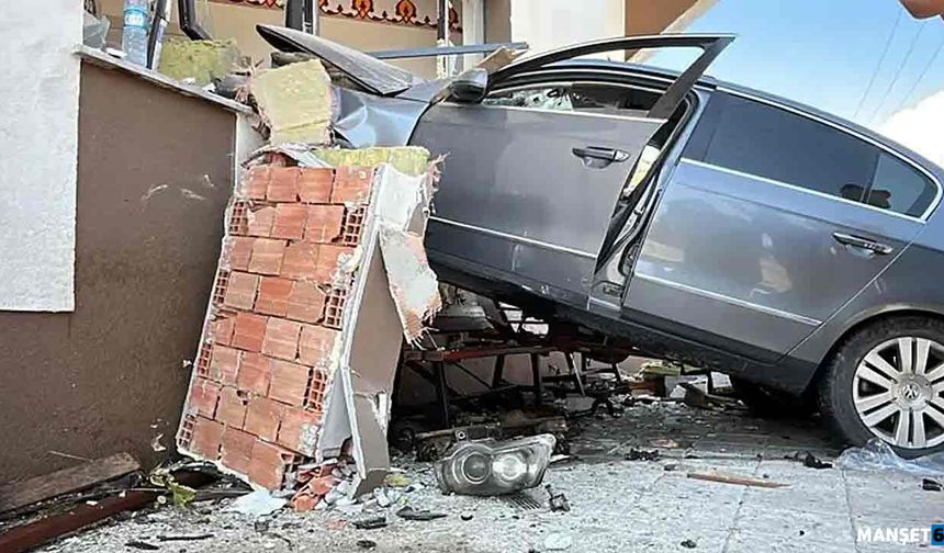 Önce otomobile sonra cami duvarına… Yaralılar var…
