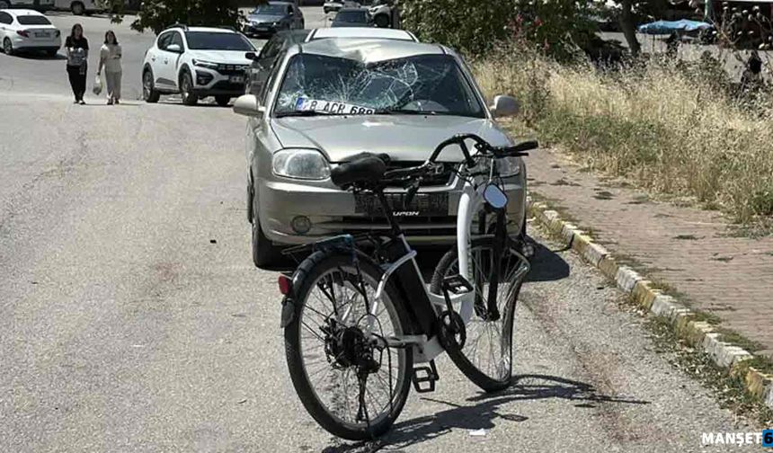 Otomobil ile elektrikli bisiklet çarpıştı; 1 ağır yaralı