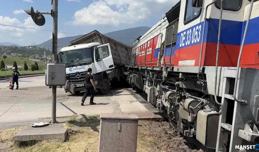 Hemzemin geçitte lokomotif ile TIR çarpıştı