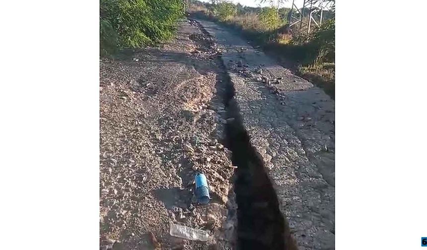 Aşırı yağışlardan sonra yolda derin çukurlar oluştu...