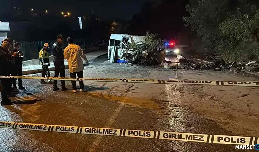 Tabela, elektrik direği ve ağaca çarptı: 6 yaralı