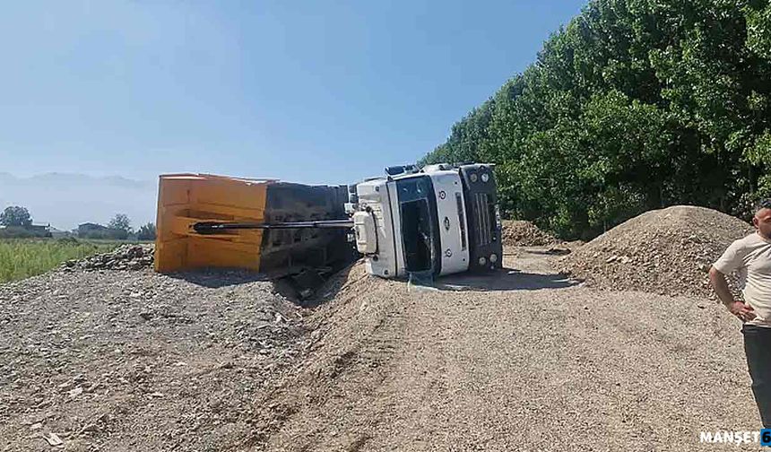 Kamyonu devirdi… Hastanelik oldu…