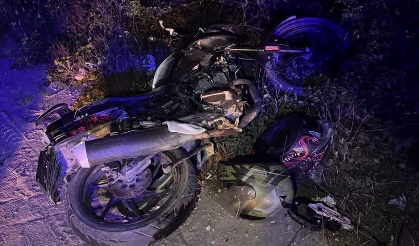 Motosiklet otomobille çarpıştı... Yaralılar var...