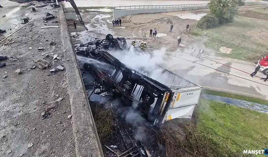 Feci Kaza… TIR, köprüden uçup yandı…