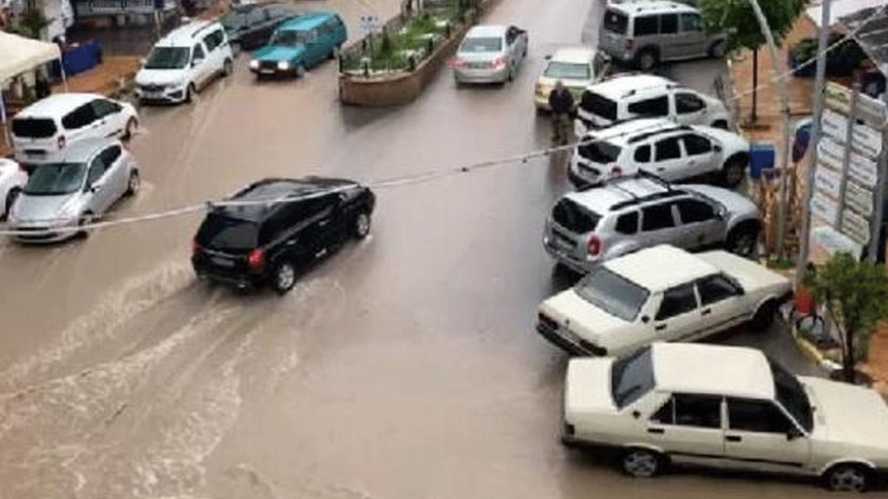 Sağanak yağış etkisini gösterdi: Sokaklar suyla doldu