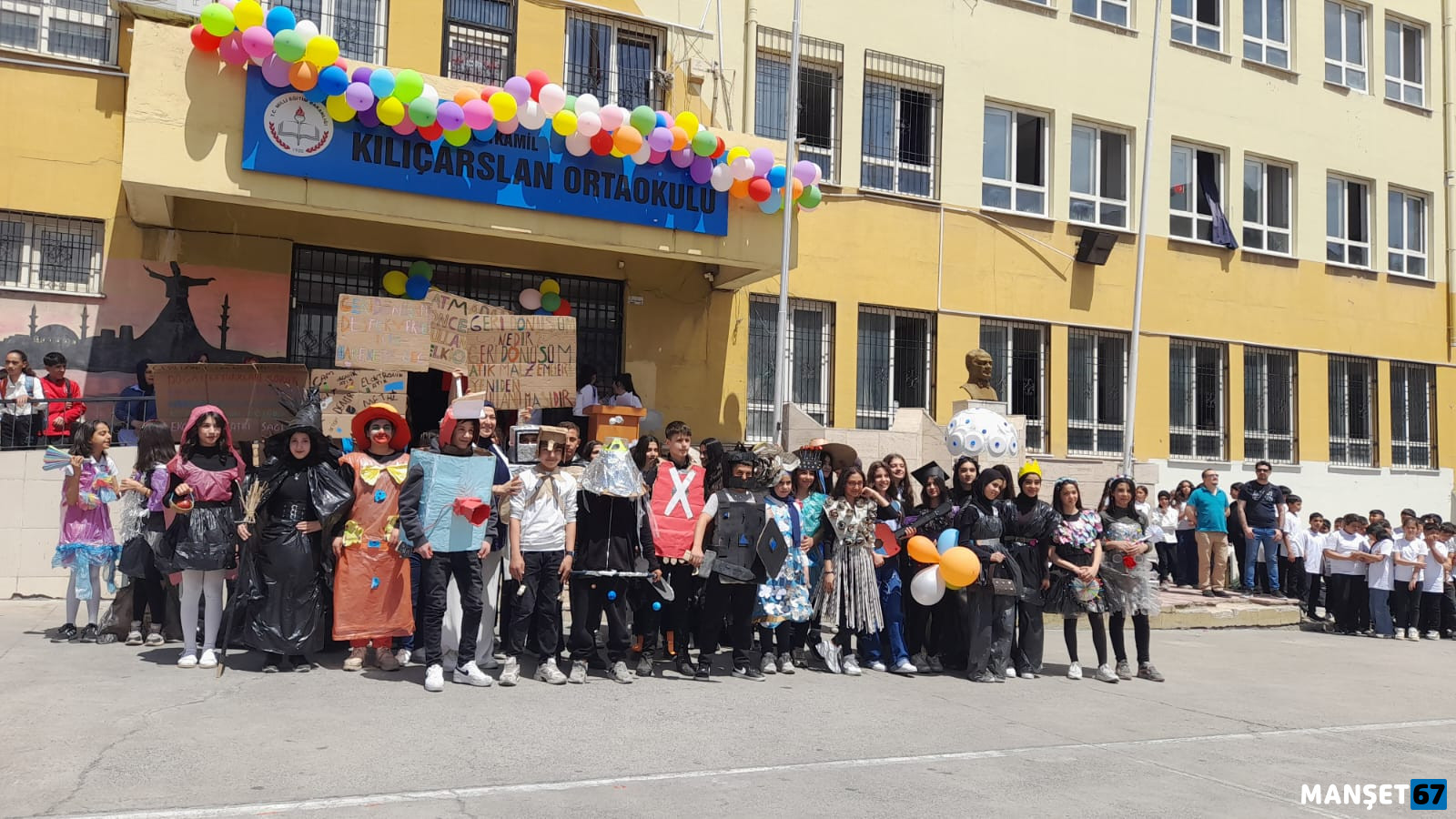 Kiliçarslan Ortaokulu Öğrenci̇leri̇ni̇n Geri̇ Dönüşümle Hazirladiklari Kiyafetler (1)