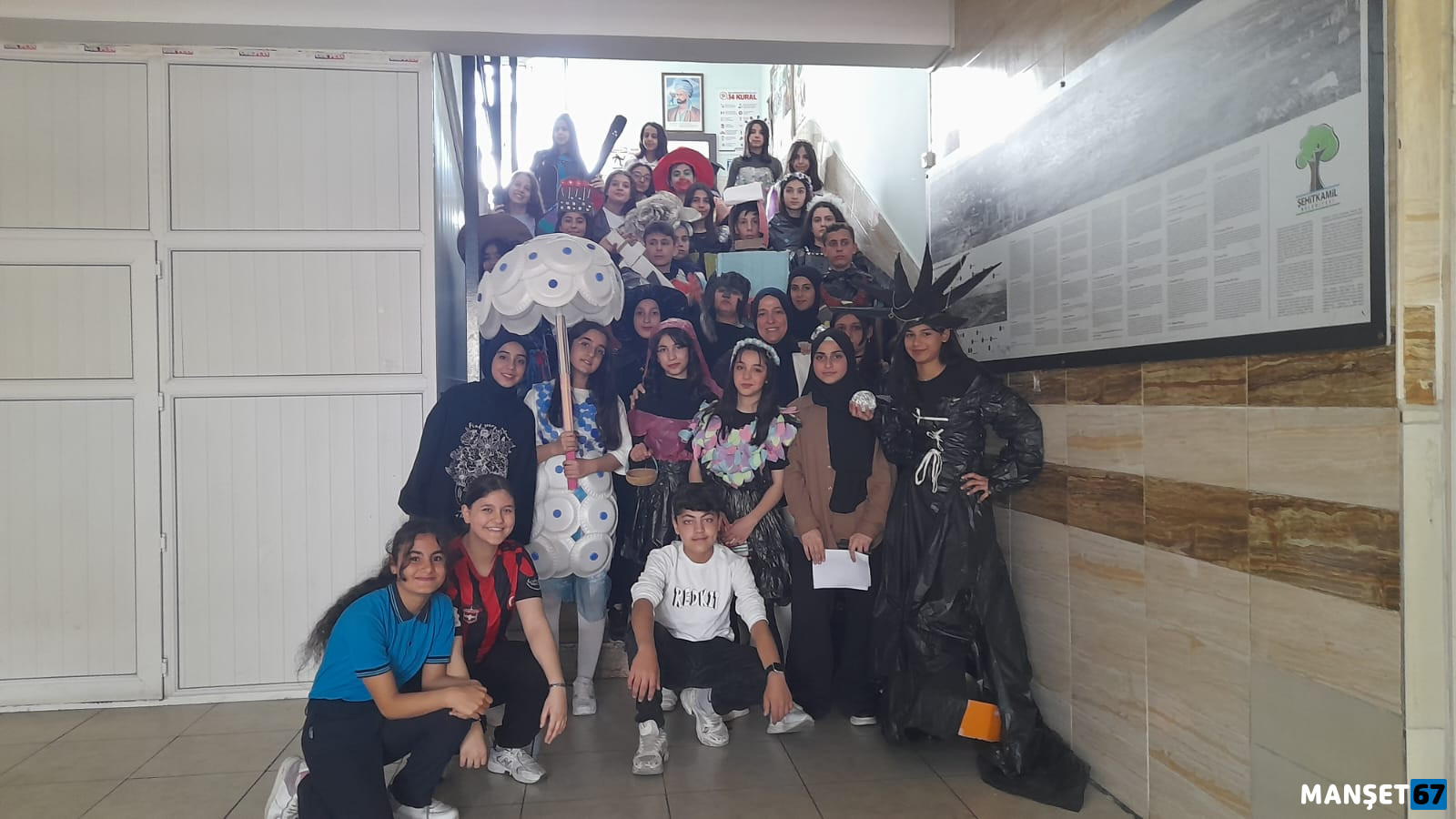 Kiliçarslan Ortaokulu Öğrenci̇leri̇ni̇n Geri̇ Dönüşümle Hazirladiklari Kiyafetler (3)